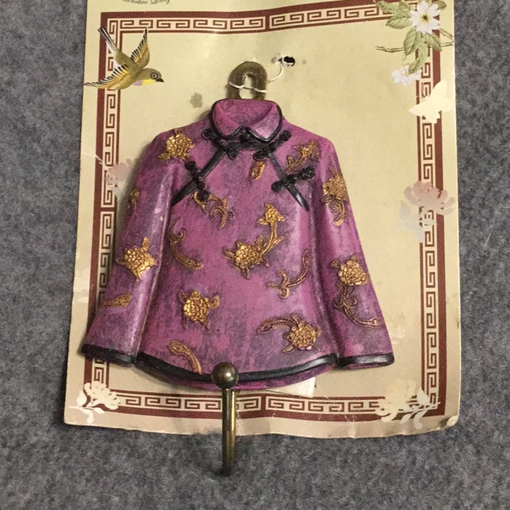 Adorable Resin Far East Hanger